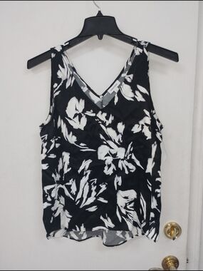 Nordstrom Black White Floral Sleeveless V-Neck Top Size S